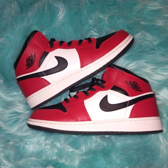Air Jordan 1 Mid 'Chicago Black Toe' - Picture 1 of 5
